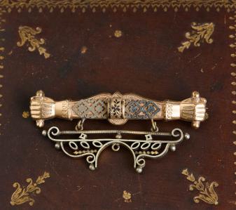 handbrooch